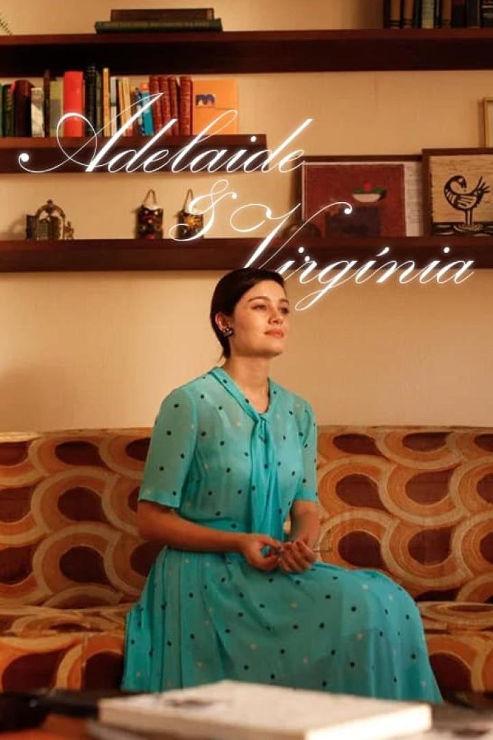 Eine Frau im türkisfarbenen Kleid sitzt vor dem Filmtitel „Adelaide & Virginia“.
