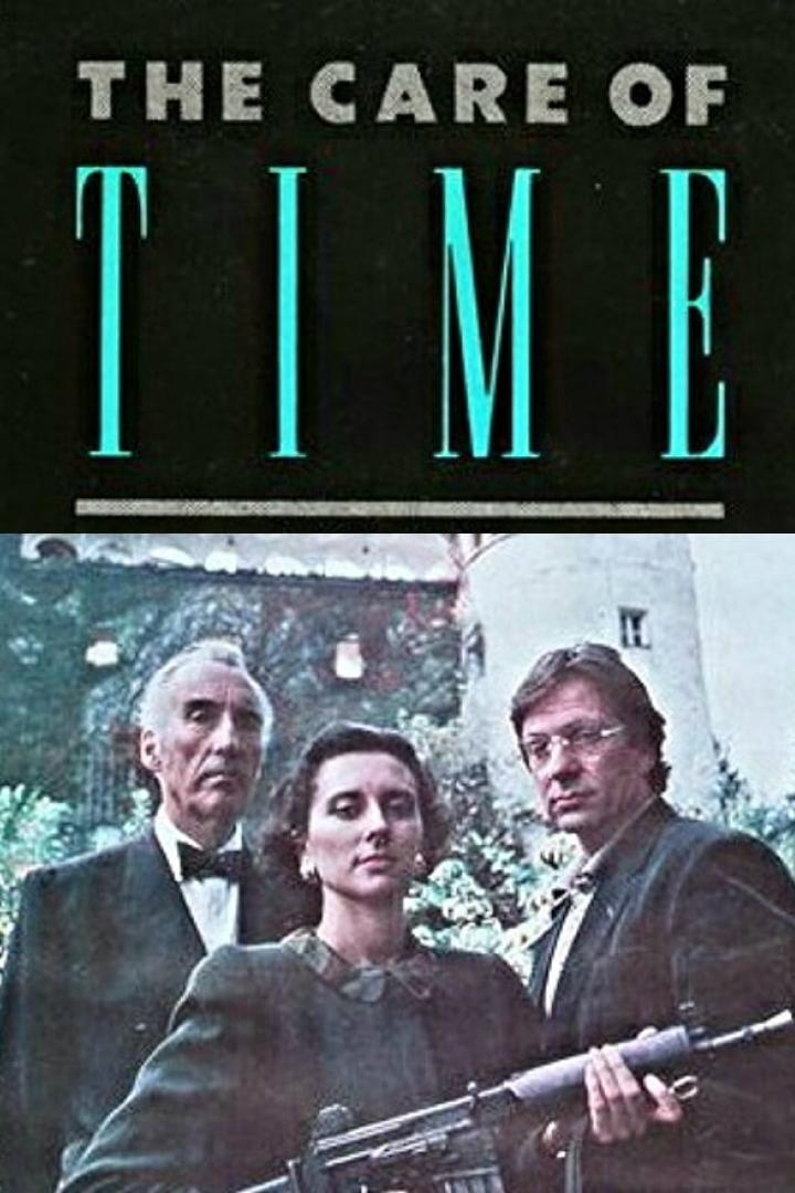 Das Filmplakat für „The Care of Time“ zeigt drei Personen, von denen eine ein Gewehr hält.