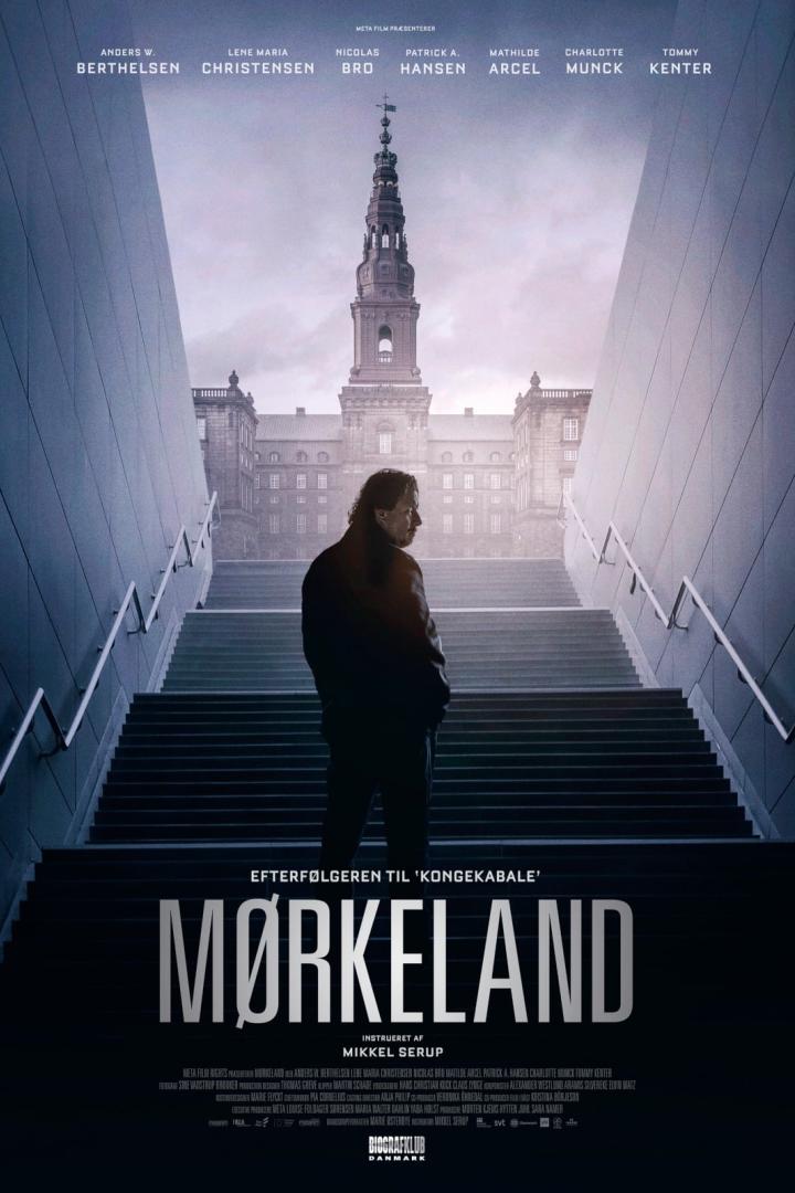 Das Filmplakat für „Mørkeland“ zeigt einen Mann auf einer Treppe mit Blick auf ein Gebäude.