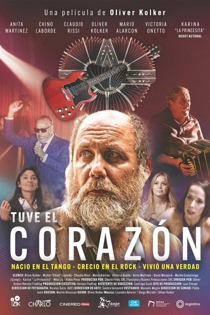 Das Filmplakat für „Tuve el Corazón“ zeigt Oliver Kolker und andere Schauspieler vor Musikinstrumenten.
