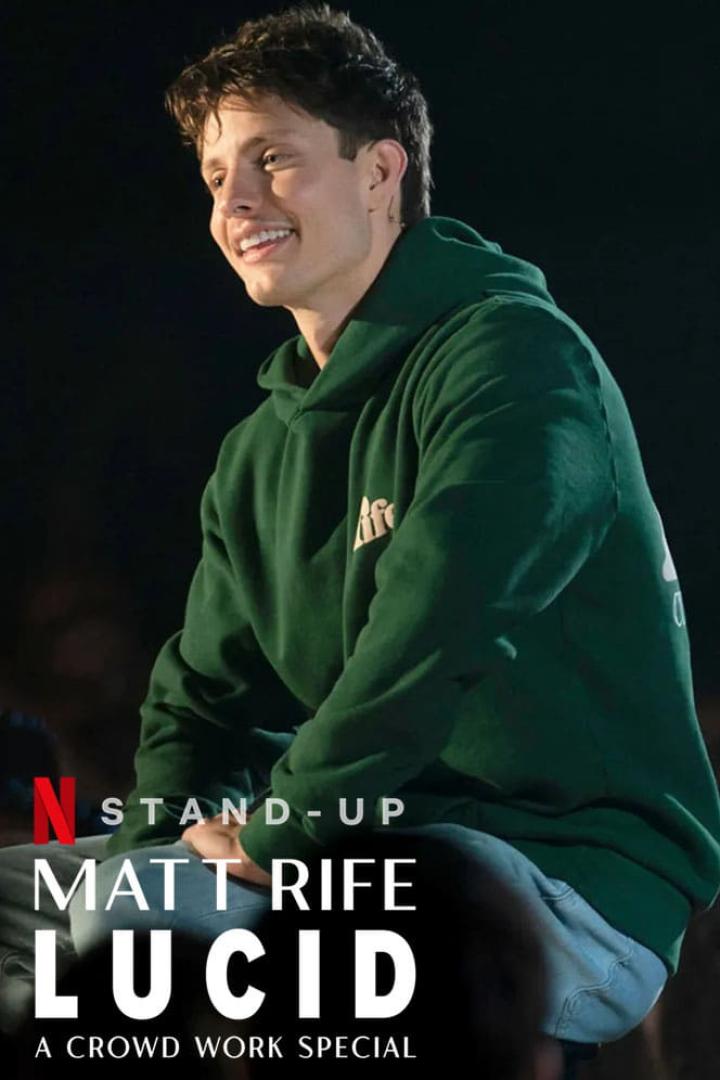 Der Comedian Matt Rife in einem grünen Hoodie bei seiner Stand-up-Show „Lucid“.