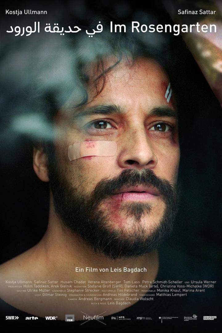 Das Filmplakat von „Im Rosengarten“ zeigt Kostja Ullmann mit Verletzungen im Gesicht.