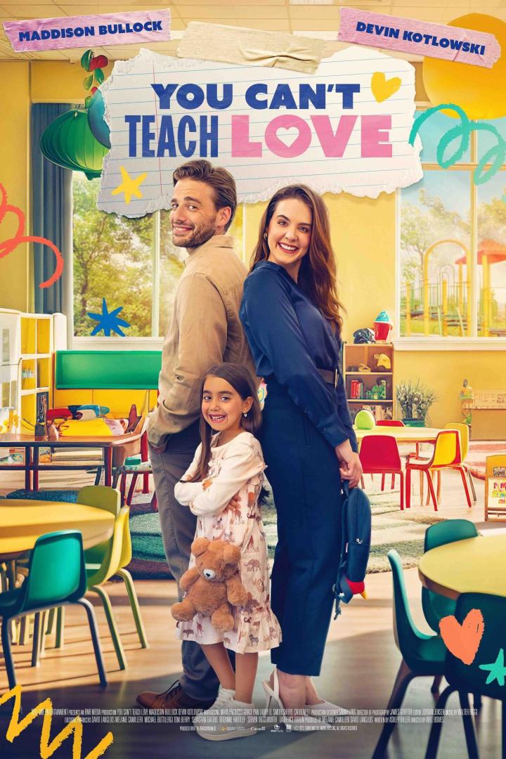 Das Filmplakat für „You Can't Teach Love“ zeigt Maddison Bullock, Devin Kotlowski und ein junges Mädchen in einem Klassenzimmer.