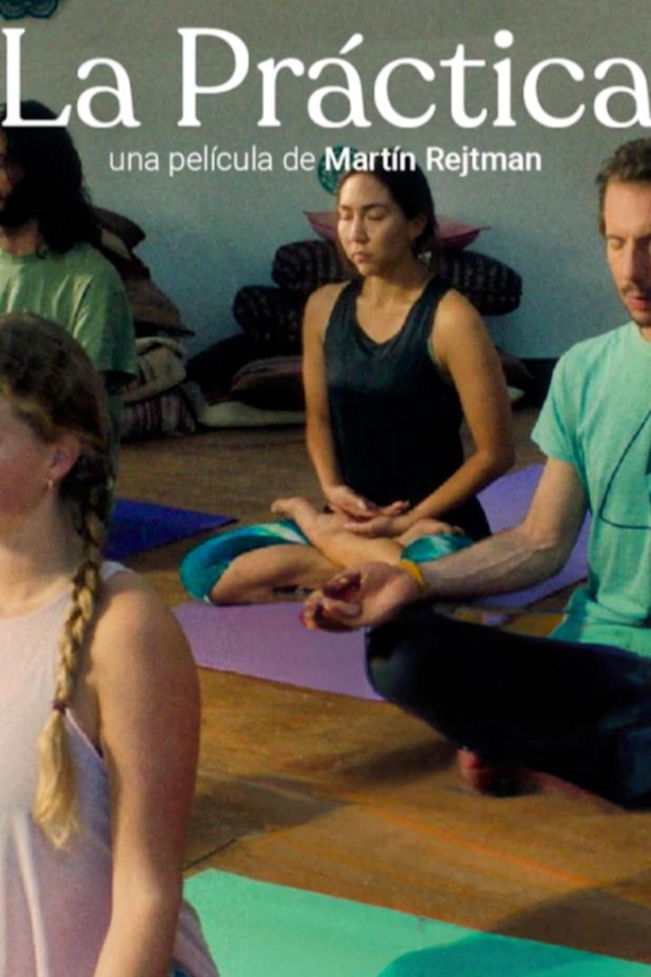 Das Filmplakat für „La Práctica“ zeigt Menschen, die Yoga machen.