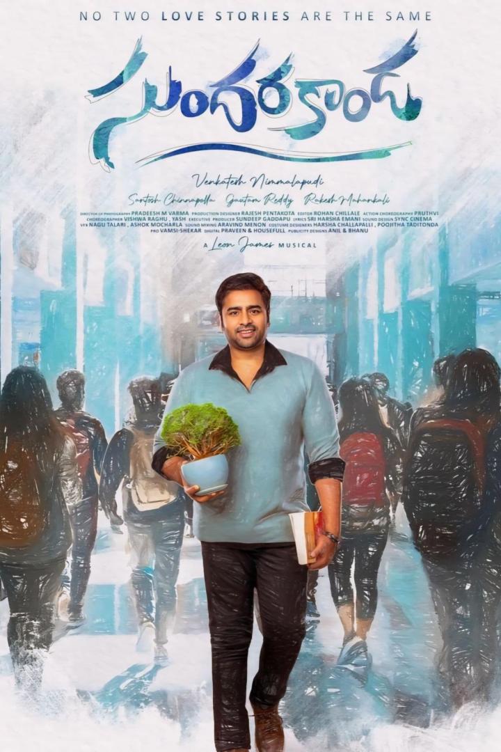 Ein Mann geht mit einer Pflanze und einem Buch in der Hand durch eine Menschenmenge.