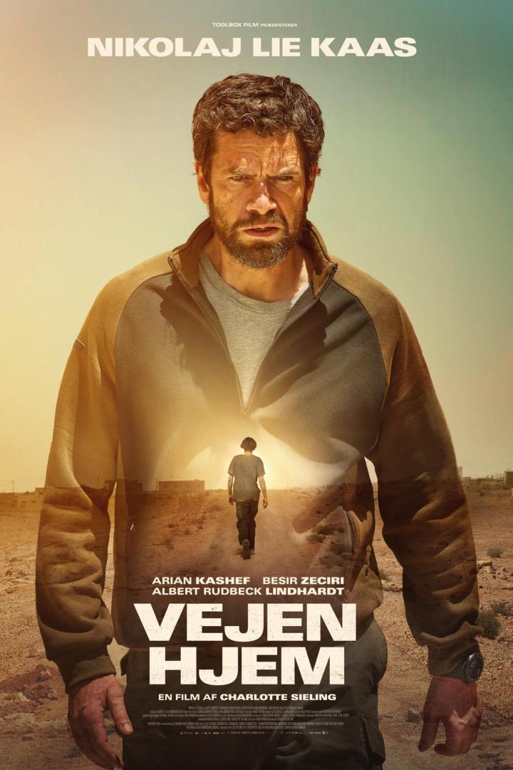 Das Filmplakat für „Vejen Hjem“ zeigt Nikolaj Lie Kaas und einen Jungen in einer Wüstenlandschaft.