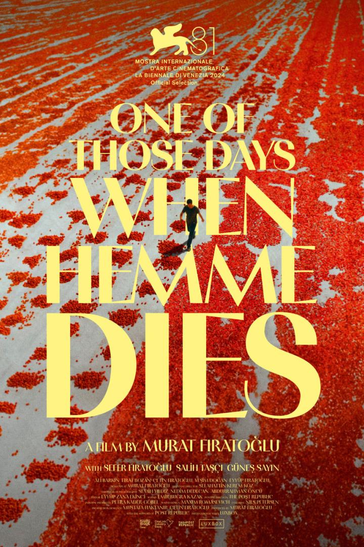 Das Filmplakat für „One of Those Days When Hemme Dies“ zeigt einen Mann auf einem Feld aus roten Tomaten.