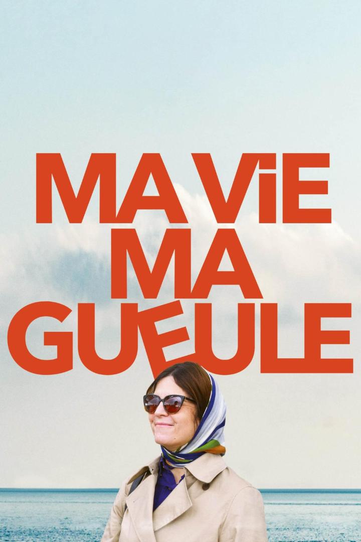 Das Filmplakat für „Ma vie ma gueule“ zeigt eine Frau mit Sonnenbrille und Kopftuch vor dem Meer.