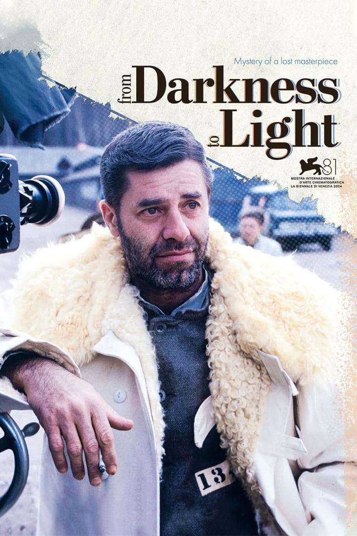 Ein Mann in Winterkleidung vor der Filmplakat „From Darkness to Light“.