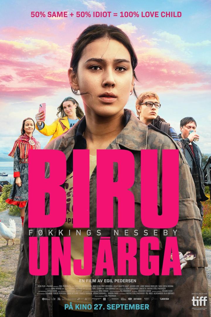 Das Filmplakat für „Biru Føkkings Nesseby Unjárga“ zeigt eine junge Frau und weitere Personen im Hintergrund.