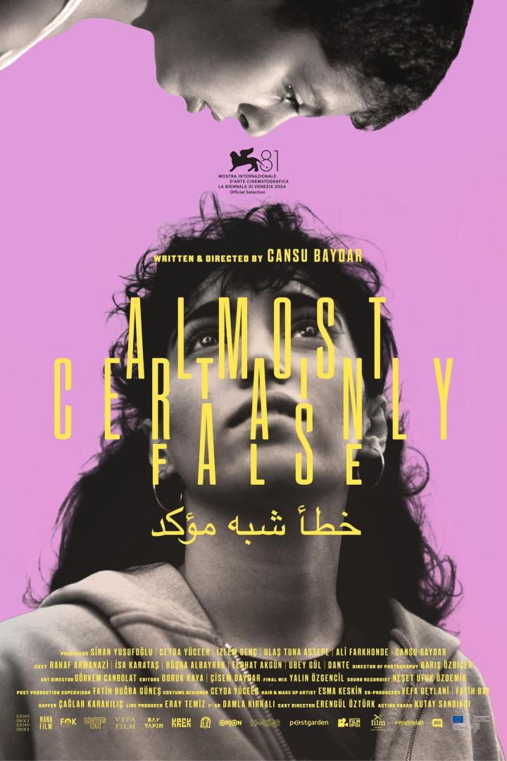 Das Filmplakat für „Almost Certainly False“ zeigt eine Frau in Schwarzweiß vor einem lila Hintergrund.