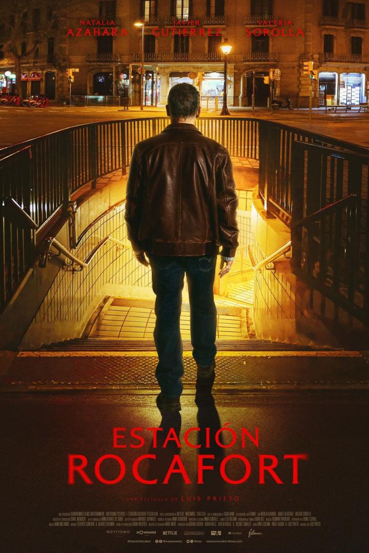 Ein Mann steht vor dem Eingang zur U-Bahn-Station Rocafort in Barcelona.