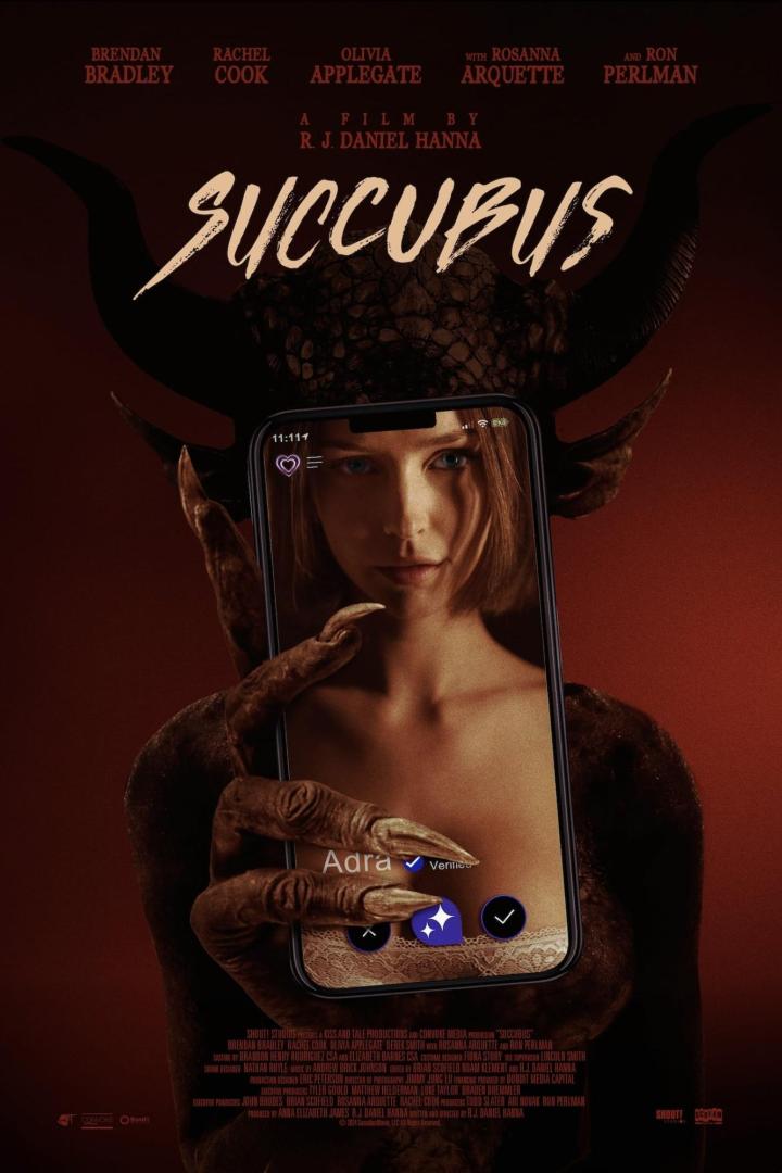 Das Filmplakat für „Succubus“ zeigt eine Frau, die von einer dämonischen Hand ein Handy entgegengehalten bekommt.