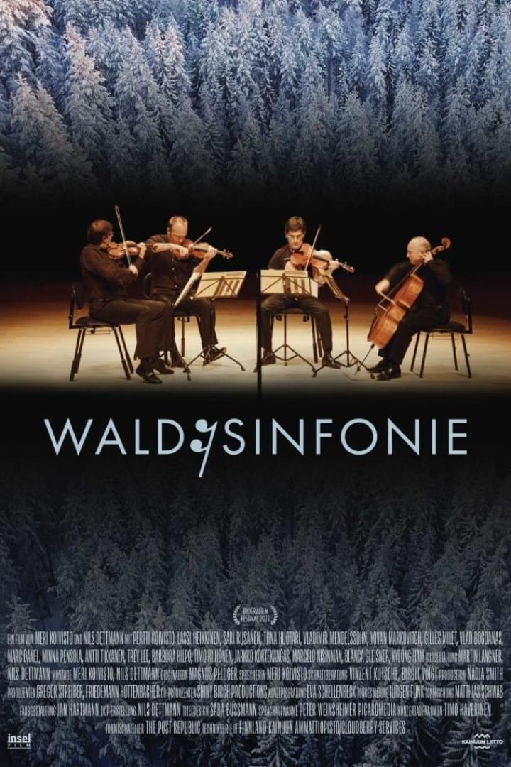 Das Filmplakat für „Waldsinfonie“ zeigt ein Streichquartett vor einem dunklen Wald.