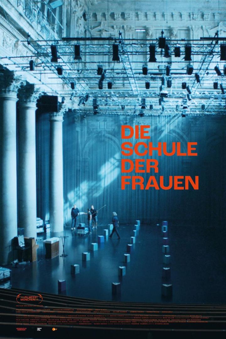 Das Filmplakat für „Die Schule der Frauen“ zeigt eine Theaterbühne mit Darstellern.