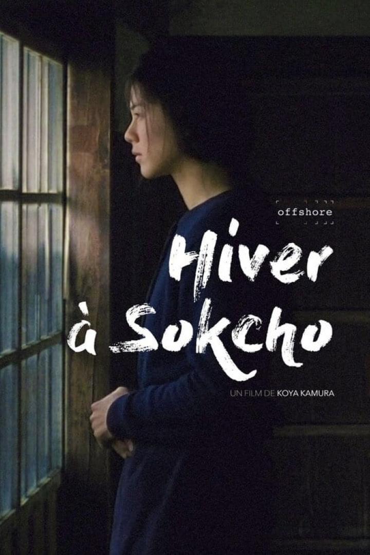 Das Filmplakat für „Hiver à Sokcho“ zeigt eine Frau, die aus dem Fenster schaut.