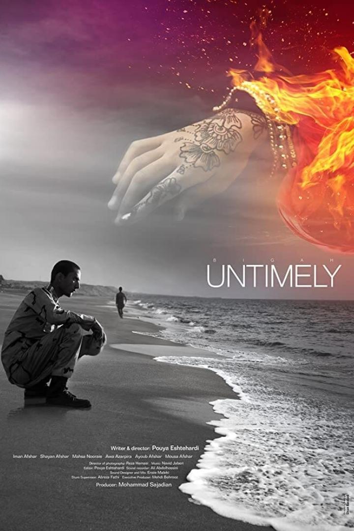 Ein Filmposter für „Untimely“ zeigt einen Soldaten am Strand und eine Hand mit Henna-Tattoos.