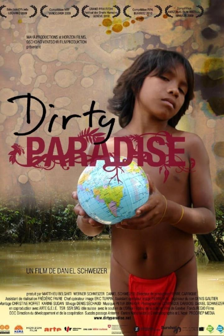 Ein indigener Junge hält eine Weltkugel in den Händen, Plakat für den Film „Dirty Paradise“.