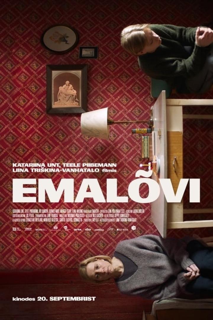 Das Filmplakat für „Emalõvi“ zeigt zwei Frauen in einem Raum mit rot gemusterter Tapete.