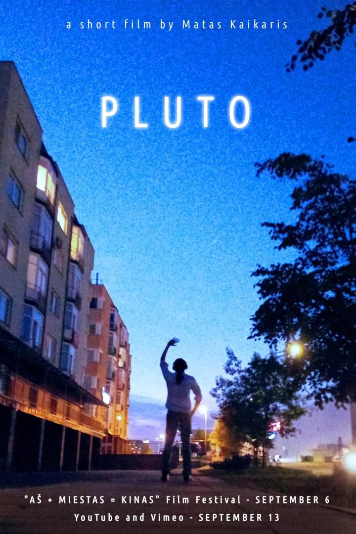 Das Filmplakat für „Pluto“ von Matas Kaikaris zeigt eine Person mit erhobenem Arm bei Nacht.