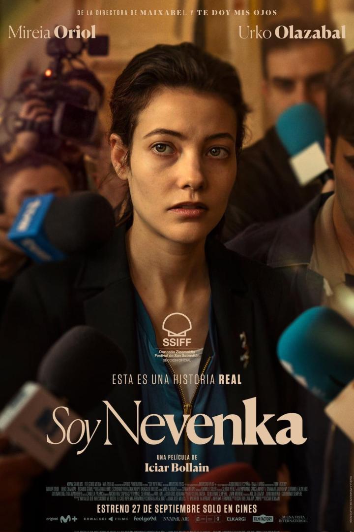 Das Filmplakat für „Soy Nevenka“ zeigt Mireia Oriol umringt von Mikrofonen.