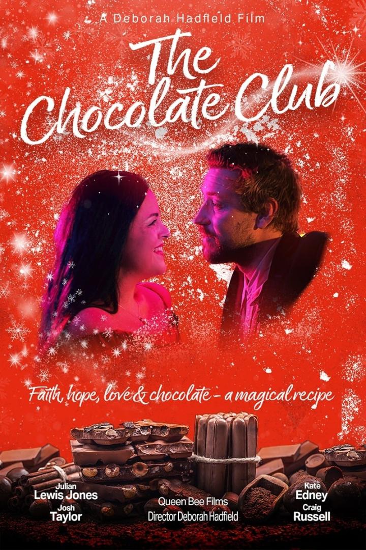 Das Filmplakat für „The Chocolate Club“ zeigt zwei Schauspieler vor einem roten Hintergrund mit Schokolade.