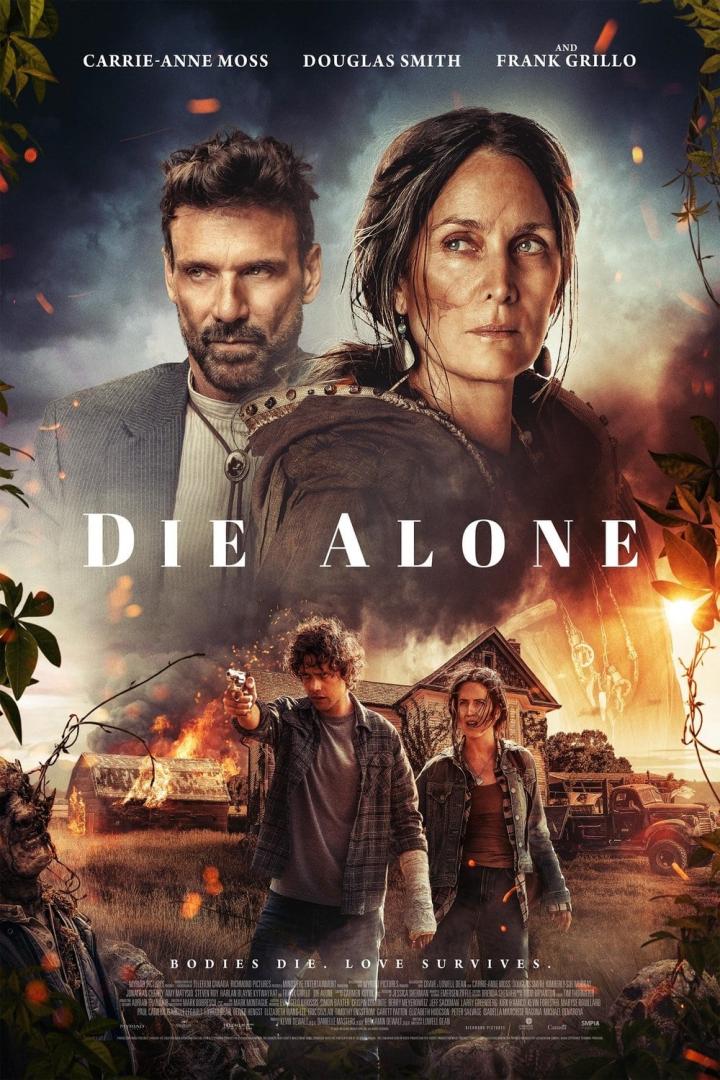 Das Filmplakat für „Die Alone“ zeigt Carrie-Anne Moss, Douglas Smith und Frank Grillo vor einer zerstörten Landschaft.
