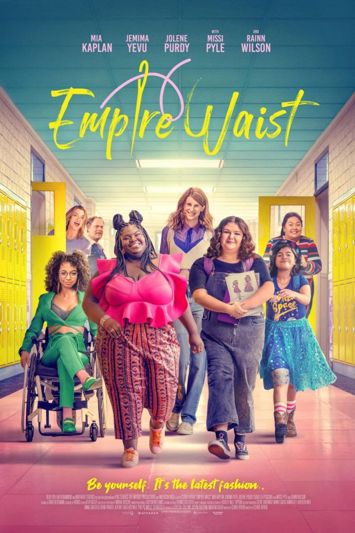 Das Filmplakat für „Empire Waist“ zeigt die Hauptdarstellerinnen vor Schließfächern in einer High School.