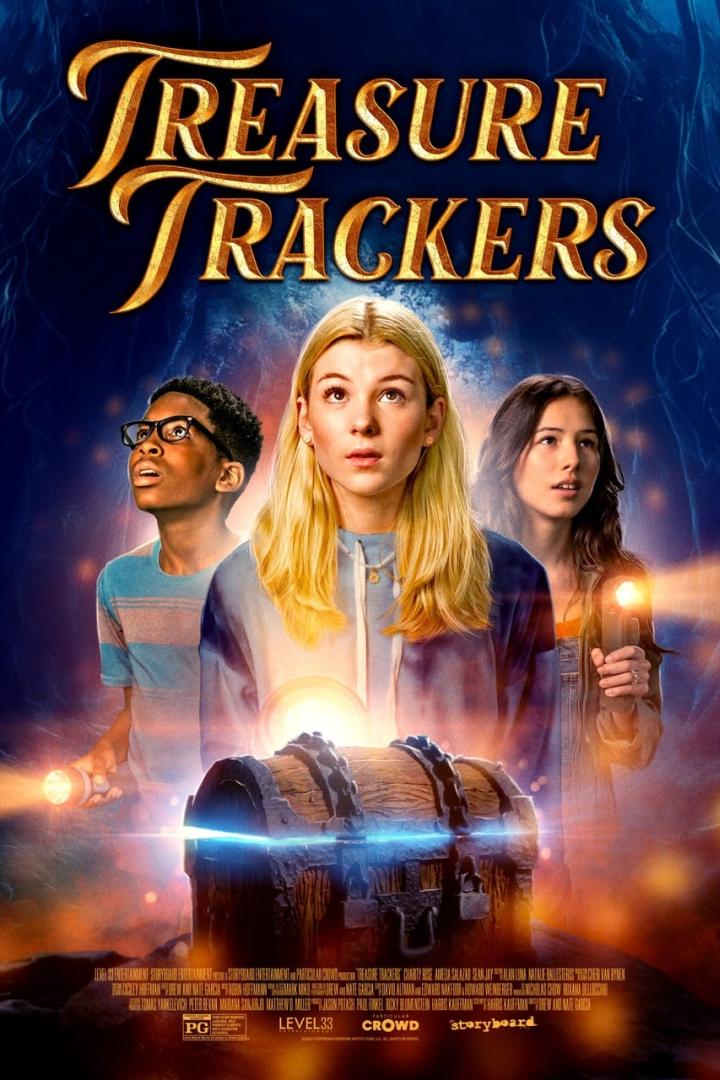 Das Filmplakat für „Treasure Trackers“ zeigt drei Jugendliche vor einer Schatztruhe.