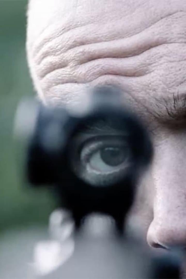 Ein Mann blickt durch ein Zielfernrohr.