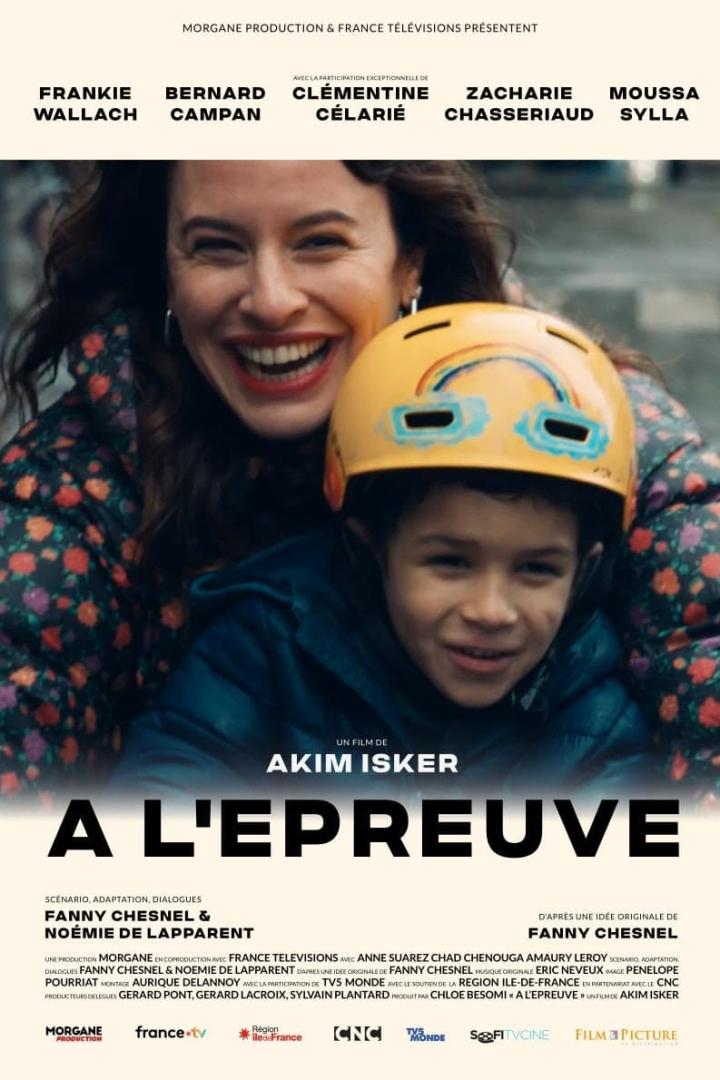 Das Filmplakat zu „A l'épreuve“ zeigt eine lächelnde Frau und ein Kind mit Fahrradhelm.