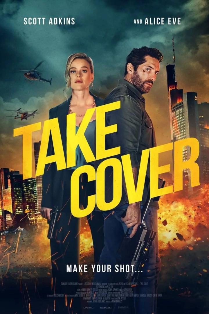 Das Filmplakat für „Take Cover“ zeigt Scott Adkins und Alice Eve mit Waffen vor einer zerstörten Stadt.