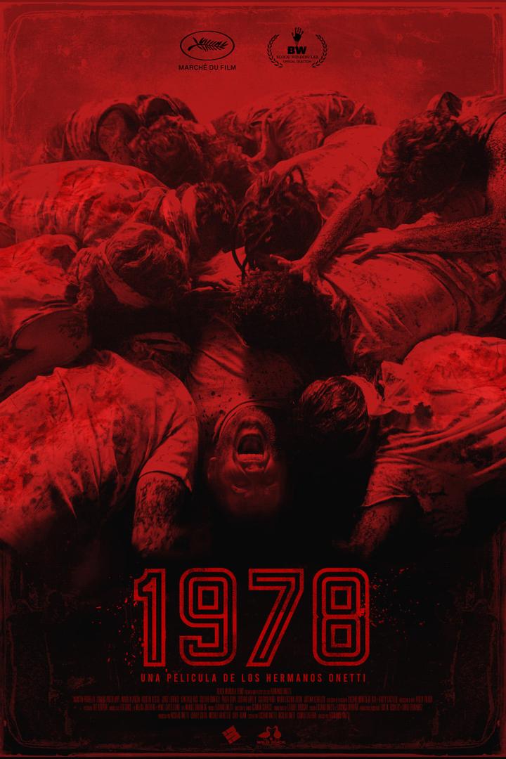 Das rote Filmplakat „1978“ zeigt eine Gruppe blutverschmierter, übereinanderliegender Körper.