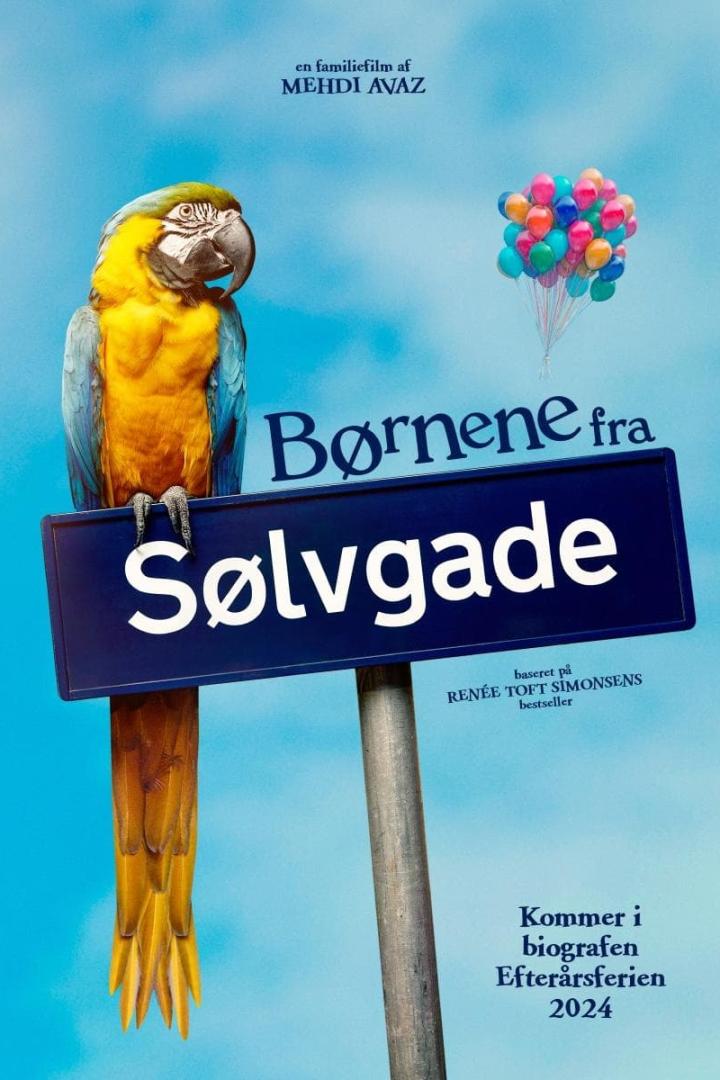 Ein Ara sitzt auf einem Schild für den Film „Børnene fra Sølvgade“.