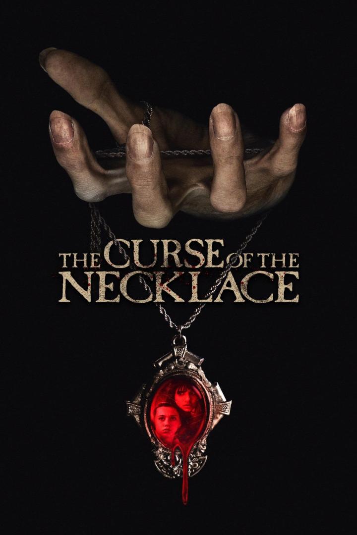 Das Filmplakat für „The Curse of the Necklace“ zeigt eine Hand über einem verfluchten Amulett.