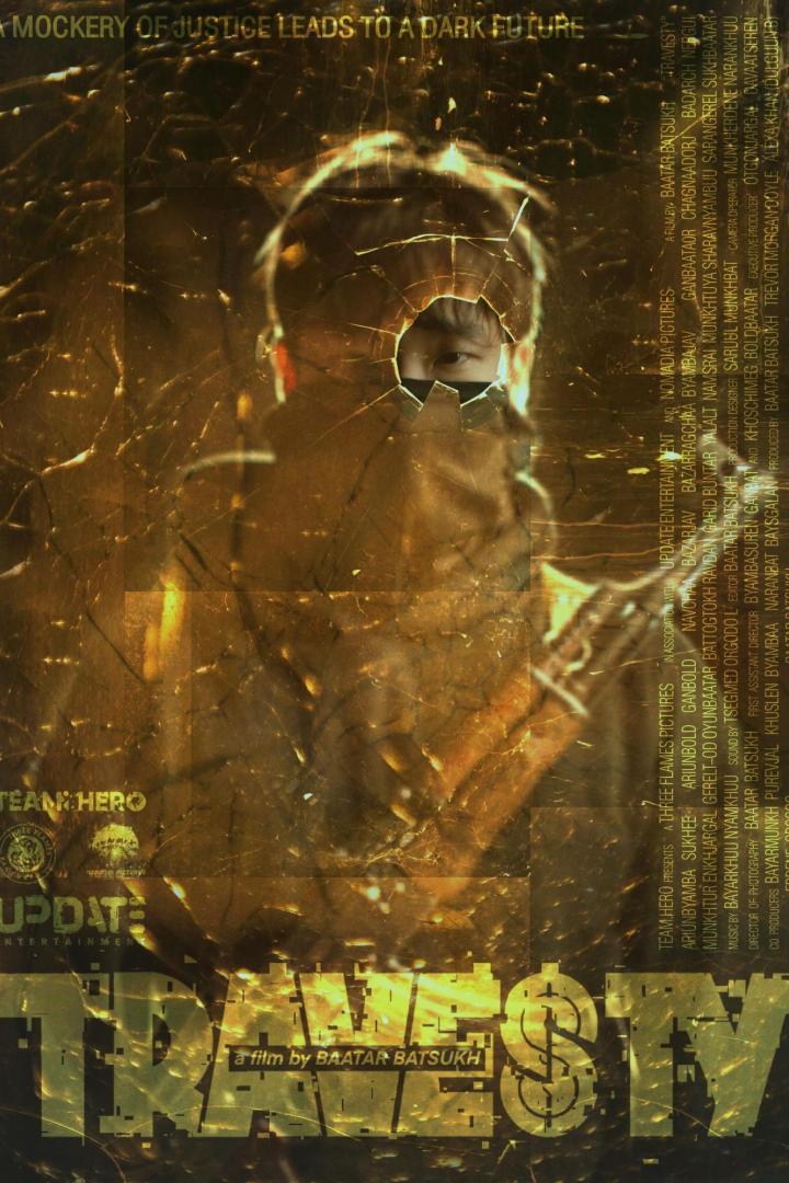 Ein Mann blickt durch ein zerbrochenes Fenster im Filmplakat zu „Travesty“.