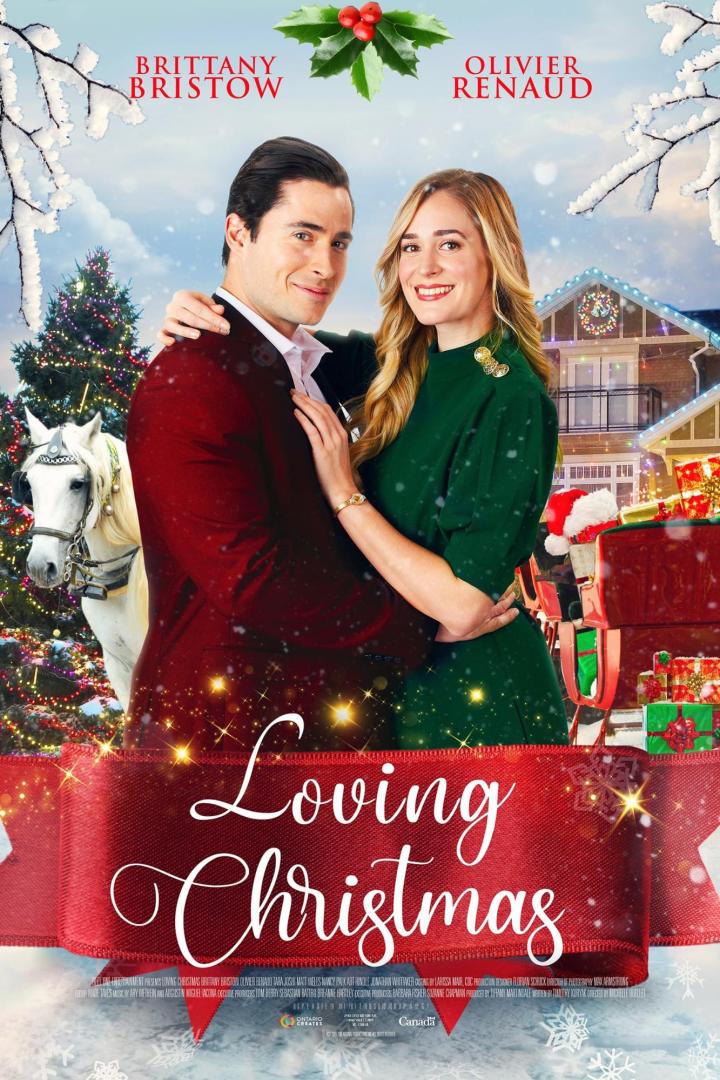Das Filmplakat für „Loving Christmas“ zeigt Brittany Bristow und Olivier Renaud vor weihnachtlicher Kulisse.
