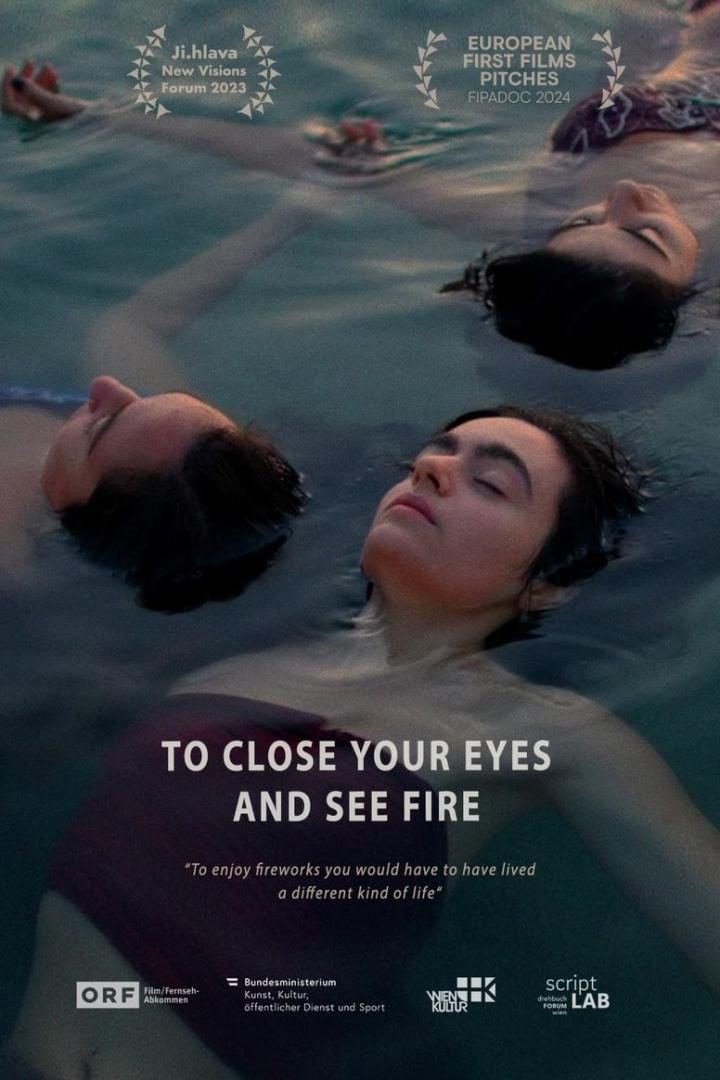 Drei junge Menschen treiben im Wasser, Filmposter für „To Close Your Eyes and See Fire“.