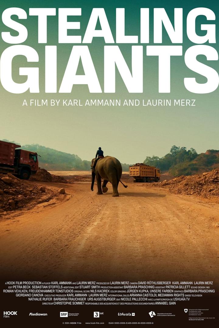Ein Mann reitet auf einem Elefanten zwischen zwei großen Lastwagen; Filmposter „Stealing Giants“.