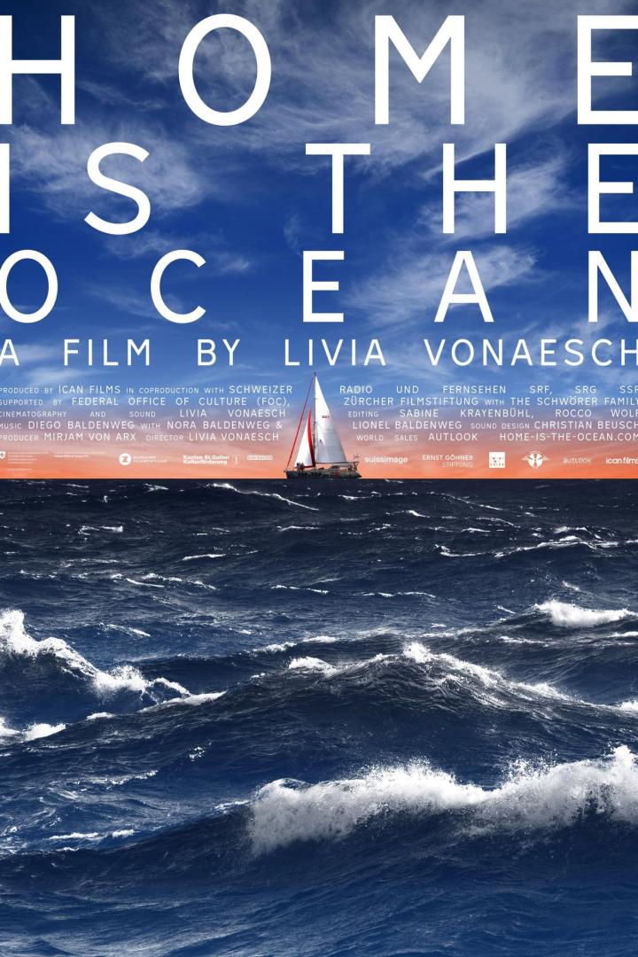 Das Filmplakat für „Home is the Ocean“ zeigt ein Segelboot auf stürmischer See.