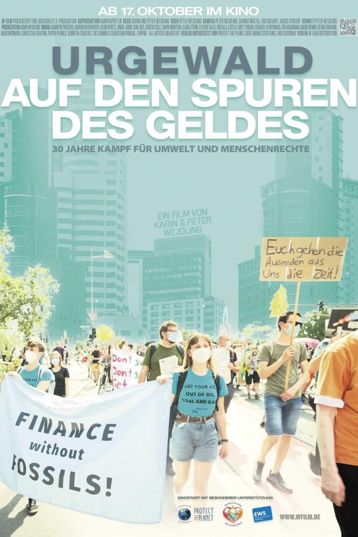 Plakat für den Film „Urgewald – Auf den Spuren des Geldes“ mit Demonstrierenden im Vordergrund.