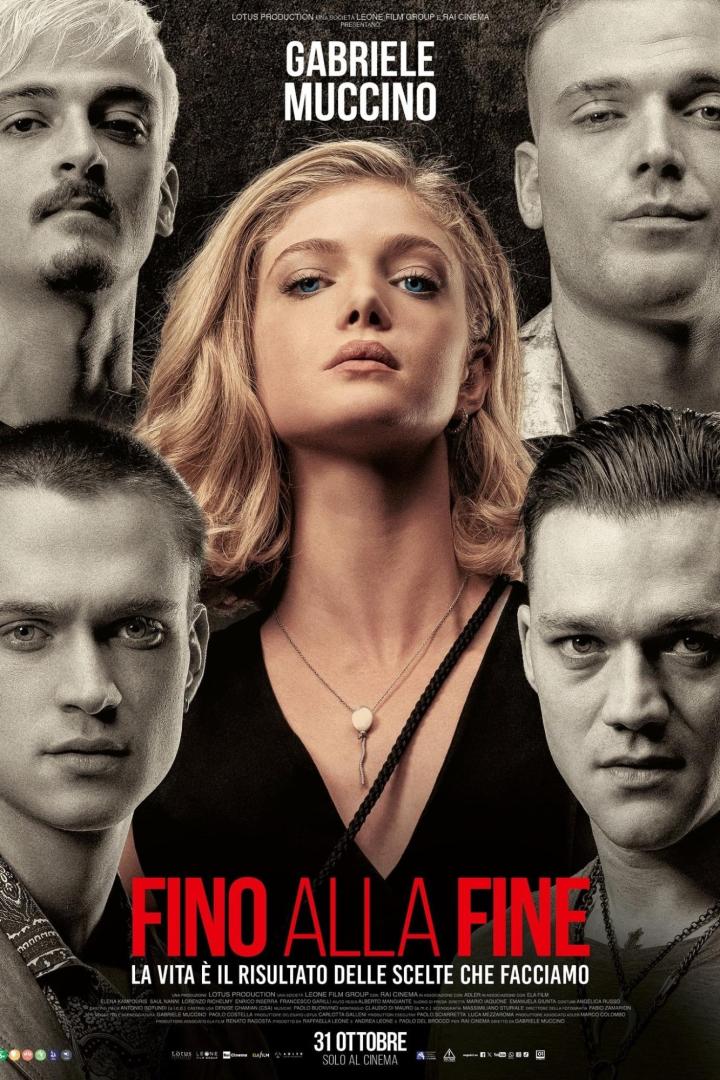 Das Filmplakat für „Fino alla Fine“ zeigt eine junge Frau umgeben von vier jungen Männern.