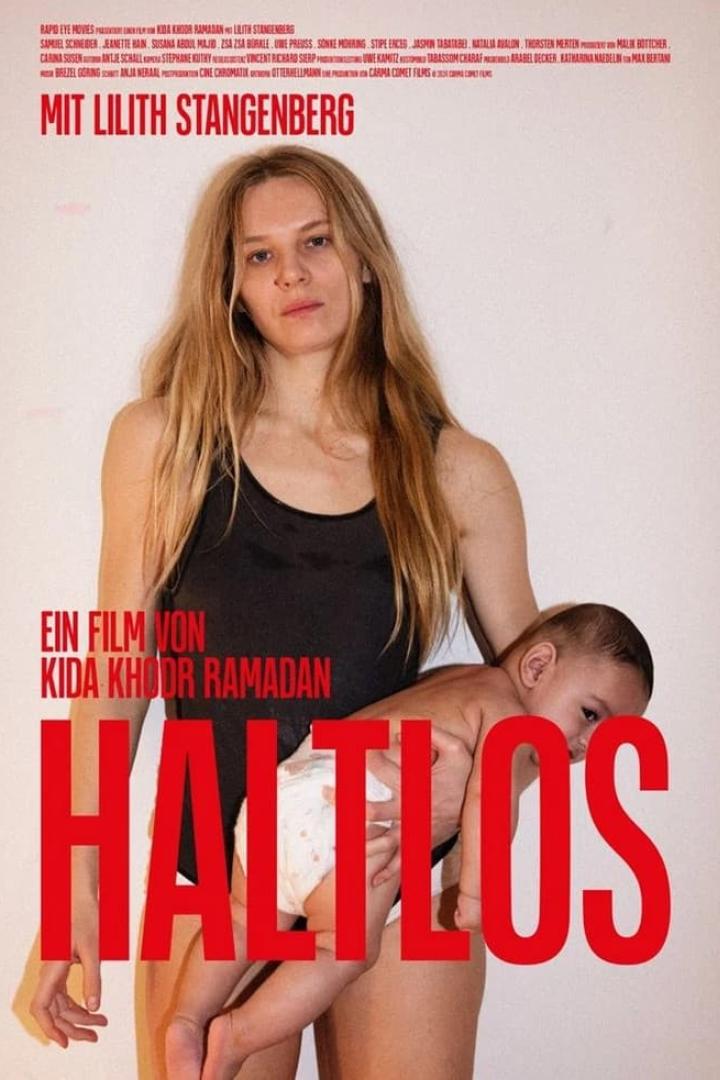 Das Filmplakat für „Haltlos“ zeigt Lilith Stangenberg mit einem Baby im Arm.