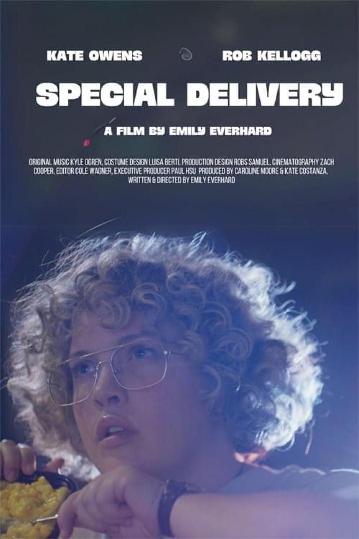 Das Filmplakat für „Special Delivery“ zeigt eine junge Person mit lockigem Haar und Brille, die isst.