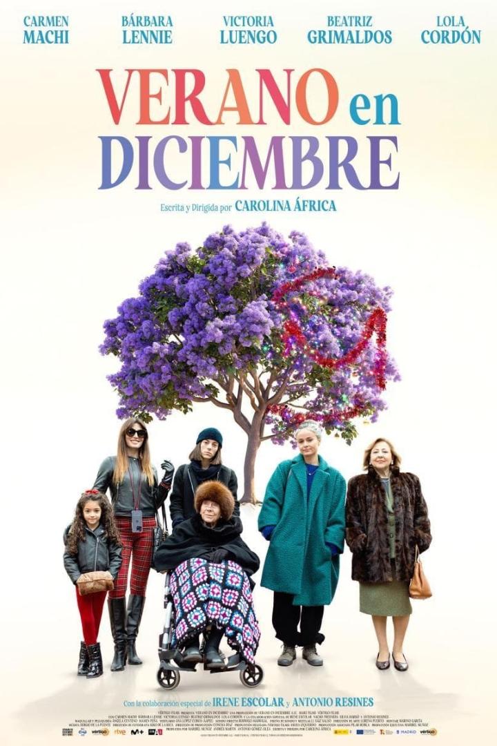 Das Filmplakat für „Verano en Diciembre“ zeigt sechs Frauen unterschiedlichen Alters unter einem blühenden Baum.