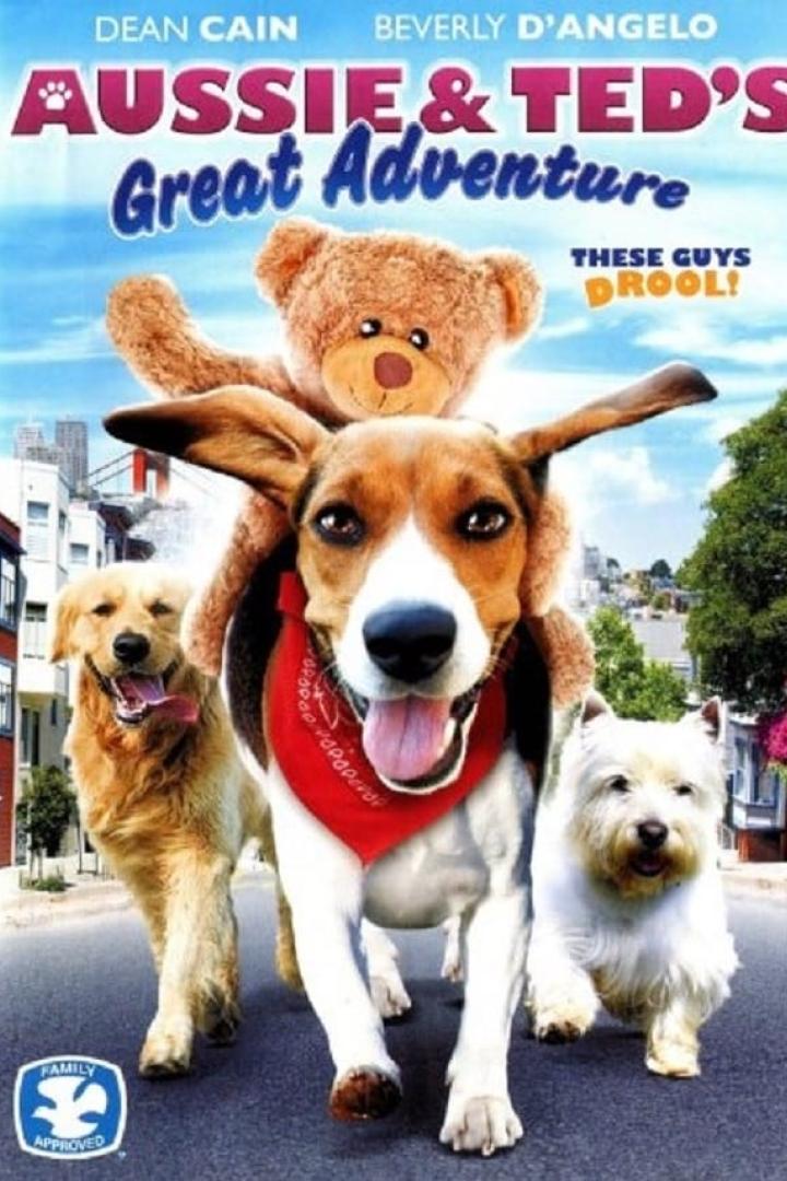Das Filmplakat für „Aussie & Ted's Great Adventure“ zeigt Hunde und einen Teddybären auf einer Straße.