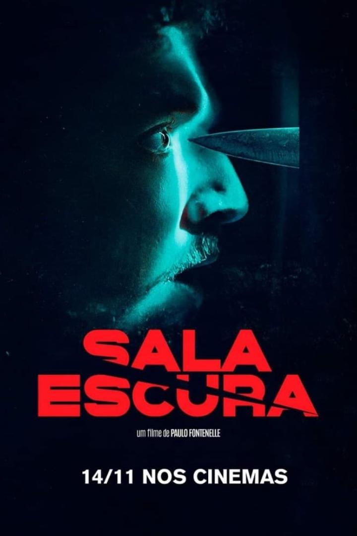 Ein Messer wird in das Auge eines Mannes auf dem Filmplakat zu „Sala Escura“ gestoßen.