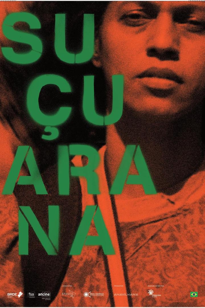 Das Filmplakat für „Sucuri“. Es zeigt das Gesicht einer Person und den Filmtitel in grüner Schrift.