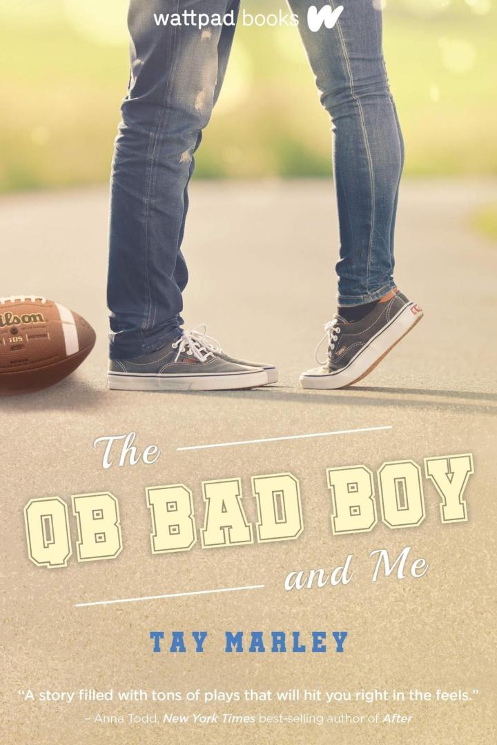 Das Cover des Buches „The QB Bad Boy and Me“ zeigt zwei Personen und einen Football.