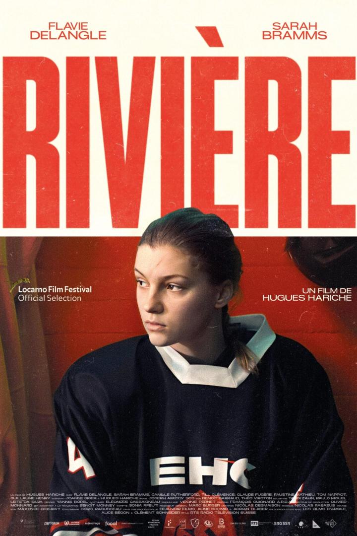Das Filmplakat für „Rivière“ zeigt eine junge Frau im Eishockeytrikot.